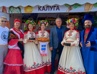 Посетителей стенда Калуги на "Калужской осени" встретили купец с купчихой