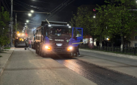 В ночь на 26 апреля на Кирова начался ремонт дороги горячим асфальтом