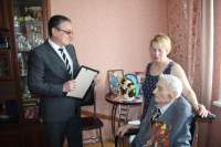 Дмитрий Денисов поздравил ветерана со 100-летием