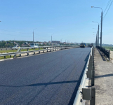 На дамбе Яченского водохранилища уложили новый асфальт