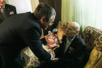 Дмитрий Денисов поздравил ветерана со 104-летием