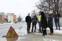 Комиссия обследовала просевшие люки на Советской улице