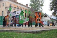 В городском парке обновляют детскую площадку