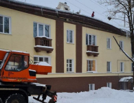 В доме на Линейной улице начались работы по восстановлению кровли 