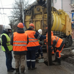 В Калуге откапывают и чистят ливневку 