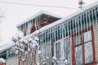 Куда обращаться, если не убирают снег, гололед, сосульки