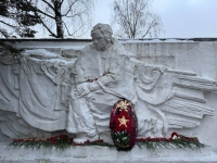 К памятнику освободителям Калуги возложили цветы
