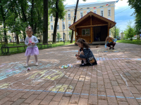Маленькие калужане нарисовали мелом счастье в городском парке