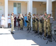 В Калуге военный оркестр поздравил врачей 