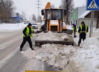 Городские службы наращивают силы в борьбе со снегом
