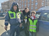 Тюльпаны, открытки и сладкие подарки для автоледи