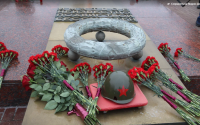 Возложение цветов к Вечному огню на могиле Неизвестного солдата