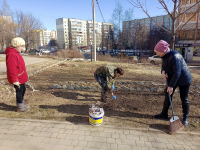 На Правом берегу прошел весенний субботник