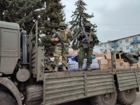 Помочь спешат и стар, и млад