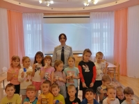 В детском саду города Калуги ребята сами изготовили «дорожных светлячков»