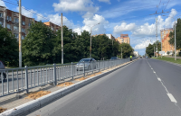 В центре Калуги начался монтаж ограждений из композитных материалов
