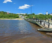 Понтонный мост очистили от мусора
