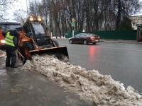 Для оперативной уборки города в ночное время работа усилена 5 бригадами 