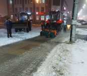 За ночь на улицы города было высыпано более 400 тонн песка