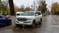 Водитель легкового автомобиля привлечен к ответственности за движение по тротуару