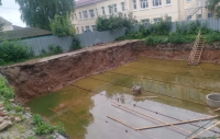 На Воскресенкой улице появился большой котлован