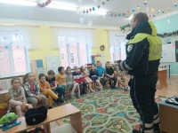 В Калуге госавтоинспекторы учат воспитанников детских садов соблюдать Правила дорожного движения
