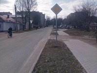 На пересечении двух улиц установили знаки приоритета 