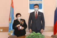 Бывшим несовершеннолетним узникам концлагерей вручили памятные медали 