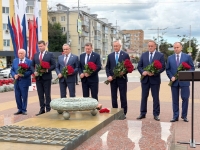 В Калуге состоялась церемония возложения цветов к к Могиле Неизвестного солдата