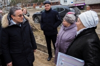 Дмитрий Денисов обсудил ряд вопросов с жителями домов на улице Степана Разина