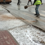 Дороги начали обрабатывать песко-соляной смесью и реагентами