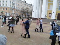 Калужане станцевали "Вальс Победы" под дождем