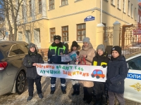 Сотрудники ГИБДД с юными помощниками поздравили калужских водителей с наступающим праздником
