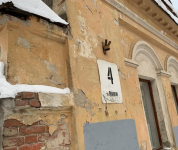 Дмитрий Денисов встретился с жителями аварийного дома 