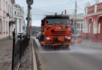 Дороги Калуги отмывают от реагентов спецшампунем