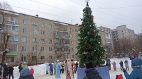 Новогоднюю елку открыли в микрорайоне "Тайфун"