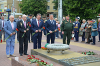 На площади Победы возложили цветы к Вечному огню