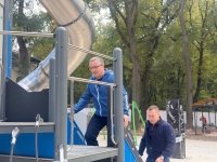 Дмитрий Денисов проверил ход благоустройства центрального парка