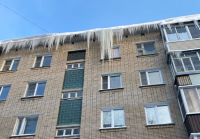 Калужан предупредили об опасности падения льда и снега с крыш домов