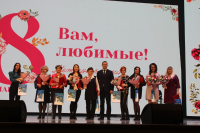 Калужанок поздравили с 8 Марта 