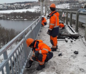 На мосту через Оку начался монтаж новых ограждений