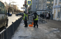 Коммунальные службы продолжают обеспечивать порядок на дорогах и тротуарах