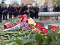 Калужане несут цветы к Вечному огню