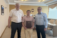 Дмитрий Денисов наградил калужанина за вклад в производство радиоэлектронной техники