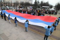 На Театральной площади прошел флешмоб в поддержку российской армии