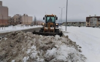 Даже в праздничные дни уборка города идет по расписанию