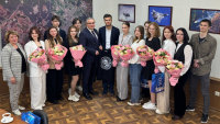 Дмитрий Денисов подарил калужским стобалльникам толстовки с Циолковским