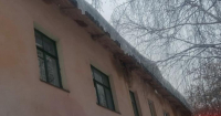 Крыши домов продолжают очищать от снега и наледи 