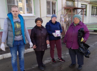 Во дворе на улице Мичурина прошел субботник