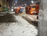 Дежурные бригады убирают снег с улиц города